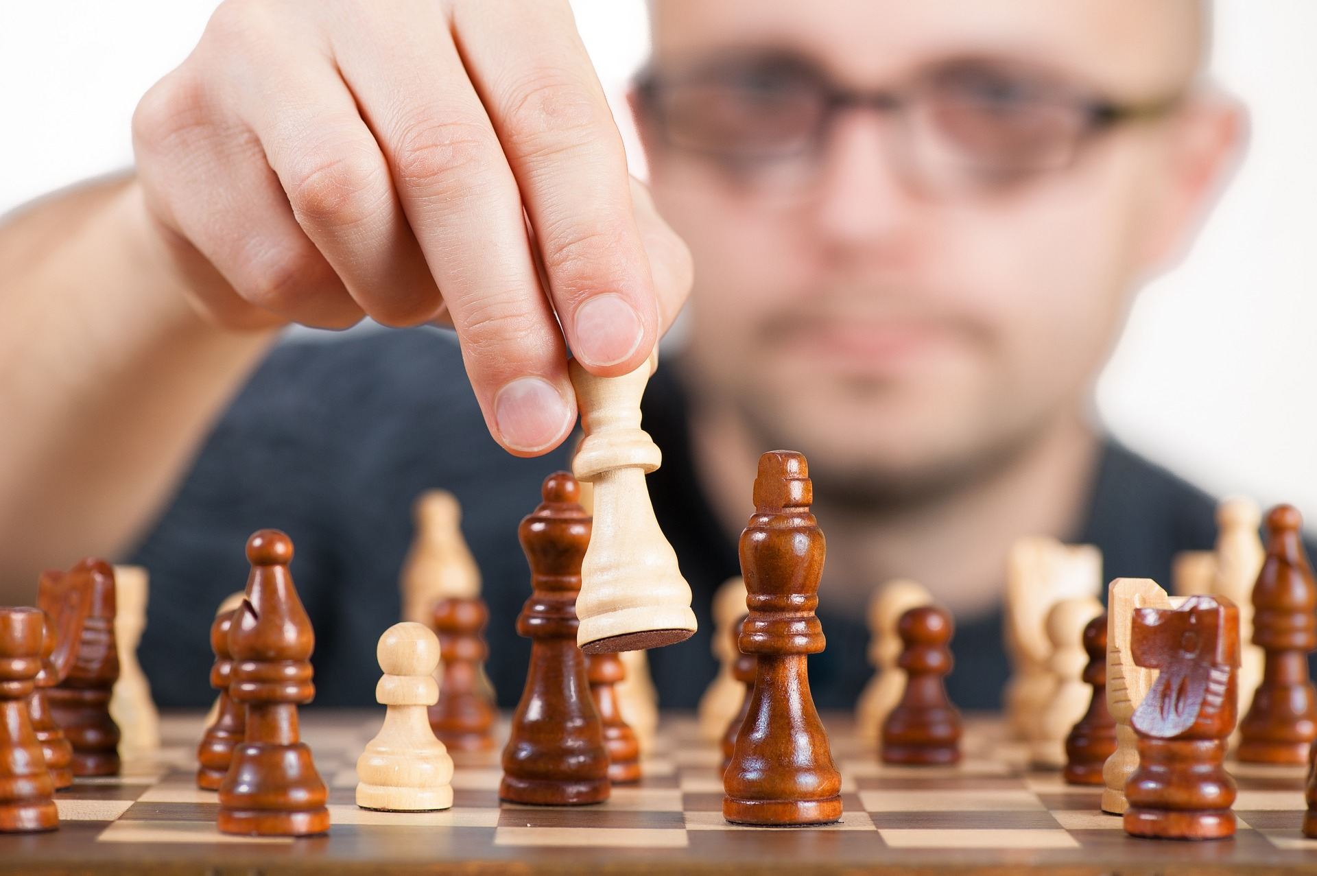 Ein Bild von einem Spieler, der einen Schachzug macht